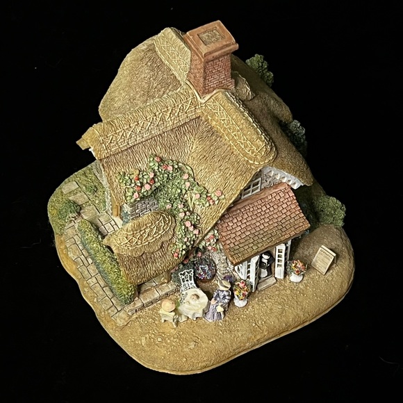 Lilliput Lane | Bargate Cottage Tea Room | English Tea Rooms Collection - Picture 11 of 15